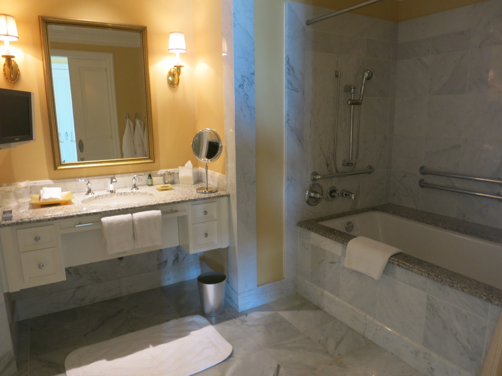 Four Seasons Hotel Westlake Village - Deluxe Bedroom Bathroom