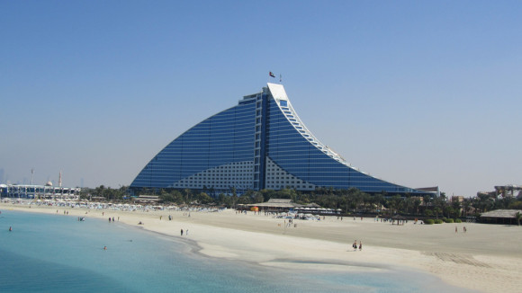 Jumeirah Beach Hotel (Flickr: David Jones under the Common License Law)