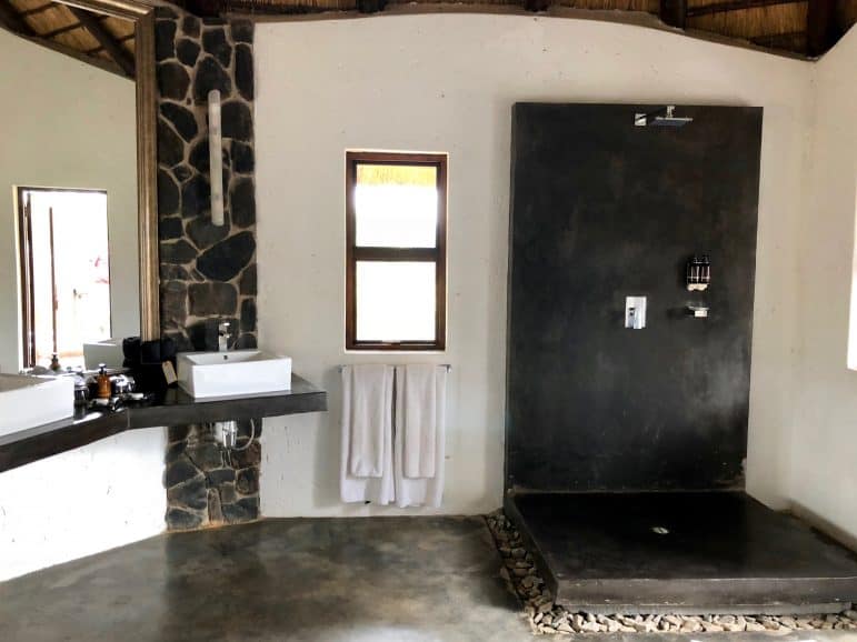 Pondoro Safari Game Lodge Water Suite