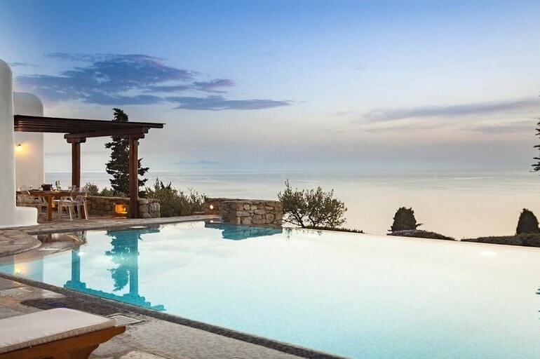 Top 3 Advantages of Renting a Villa in Mykonos or Santorini