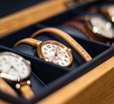 How to Choose the Right Luxury Watch for Travel: 5 Things to Look For